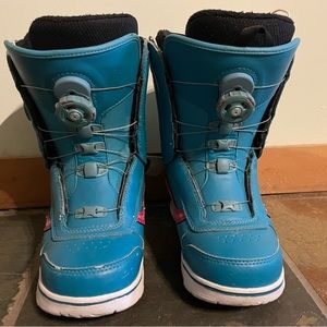 Vans AURA snowboard boots women’s size 8